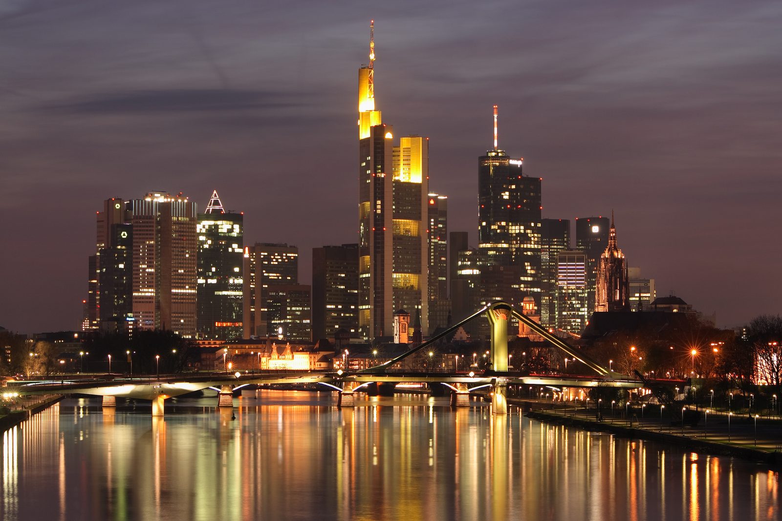 Skyline von Frankfurt am Main von der Deutschherrnbrücke aus gesehen